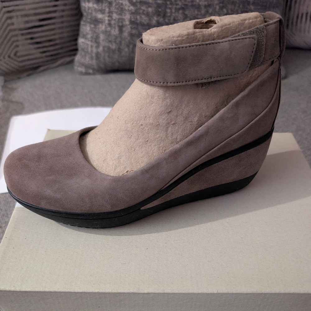 Clarks Women's Taupe Wedge Shoes - Picture 7 of 8